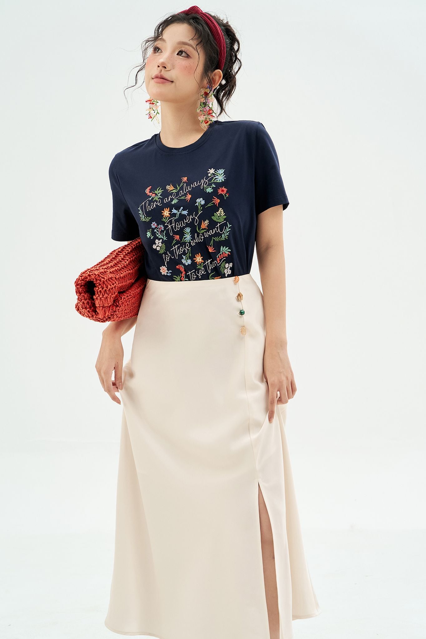 Chân váy midi lụa trắng kem đính đá random