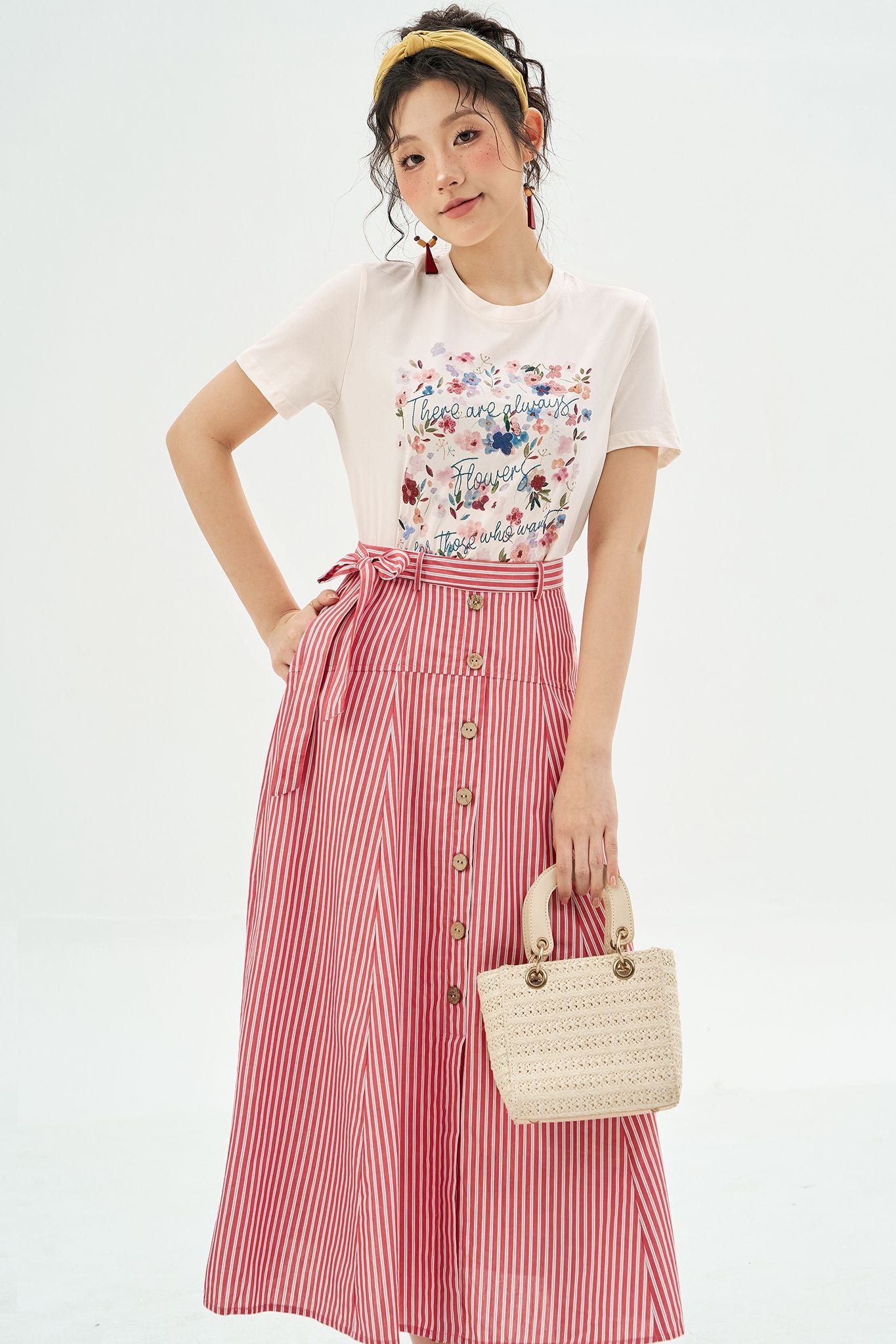 Chân váy midi sọc đỏ buộc dây eo