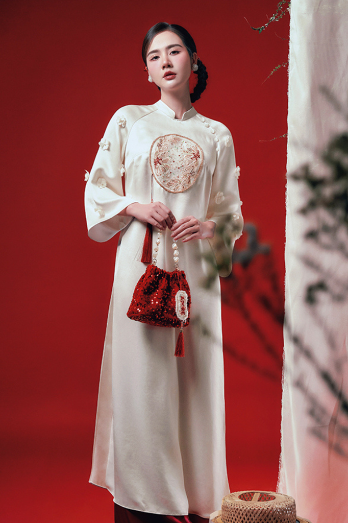 Ngọc Tường - Set áo dài lụa thêu triện pha lê trắng kem