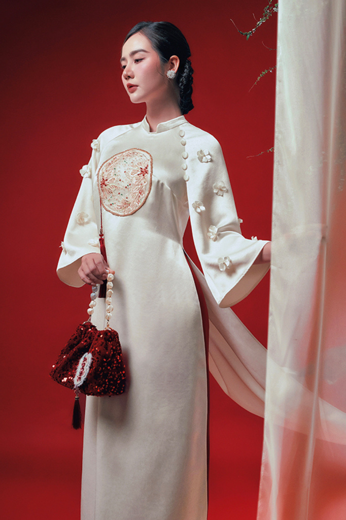 Ngọc Tường - Set áo dài lụa thêu triện pha lê trắng kem