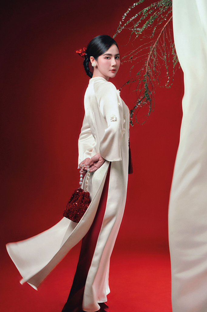 Ngọc Tường - Set áo dài lụa thêu triện pha lê trắng kem