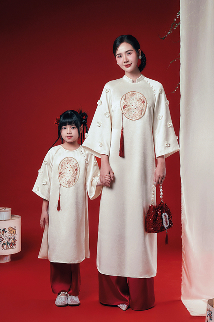 Ngọc Tường - Set áo dài bé gái thêu triện trắng kem