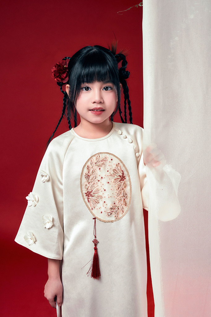 Ngọc Tường - Set áo dài bé gái thêu triện trắng kem