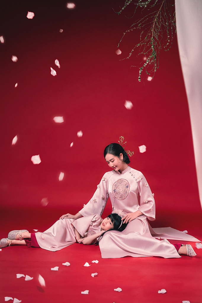 Dao Huyền - Set áo dài lụa thêu triện pha lê hồng phấn