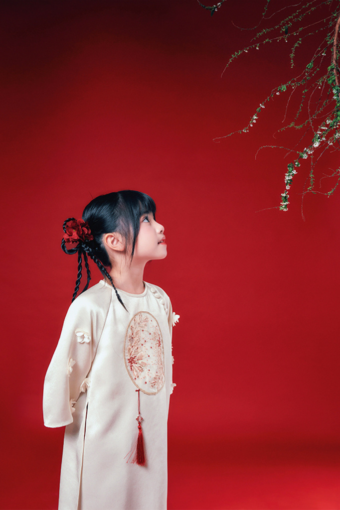 Ngọc Tường - Set áo dài bé gái thêu triện trắng kem