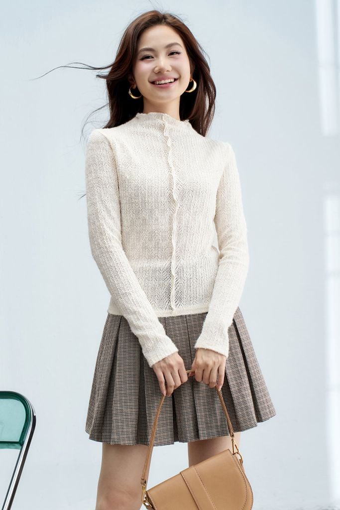 Top dài tay len ren gân nổi trắng kem cổ leo