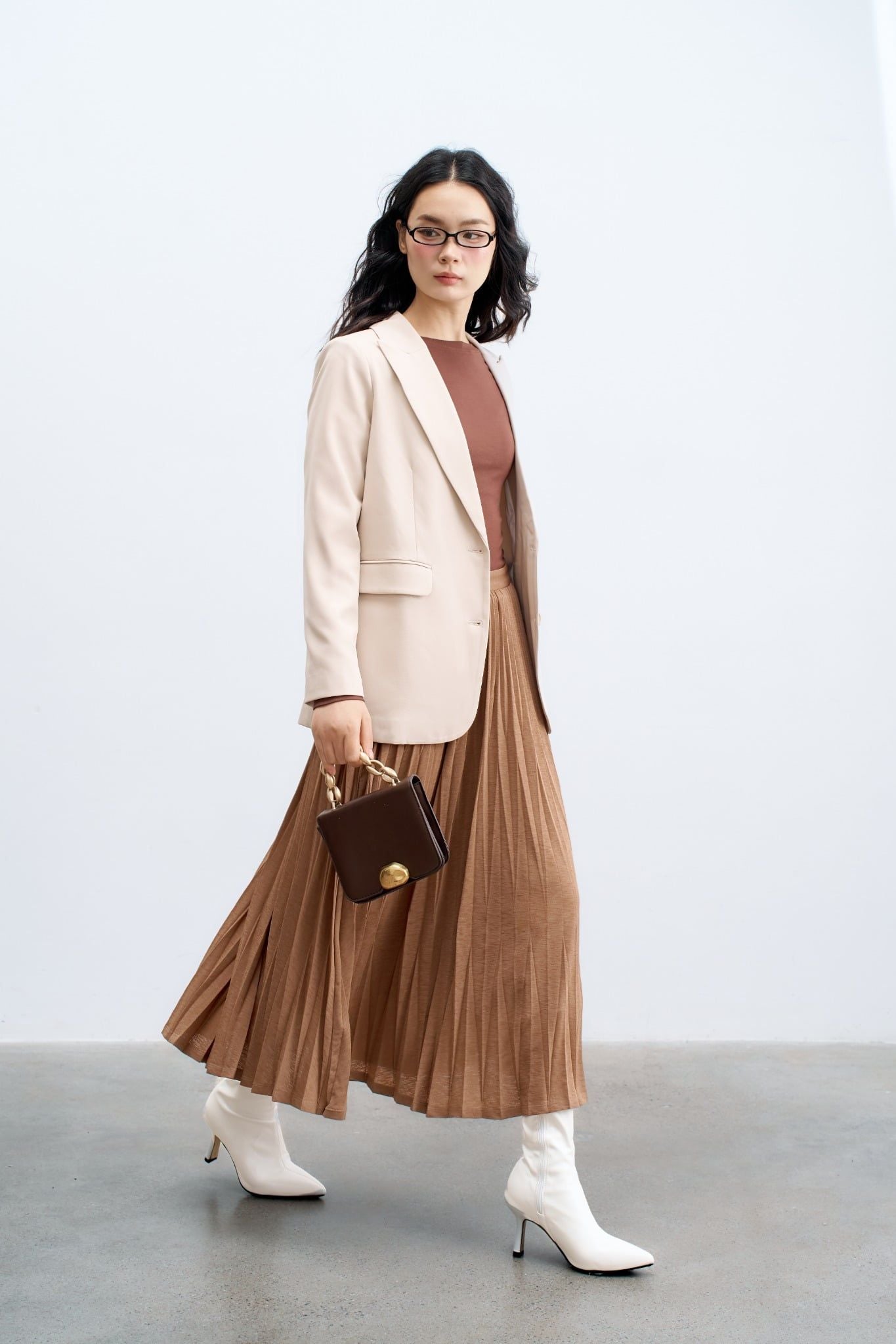 Blazer cổ 2 ve basic 2 khuy màu beige