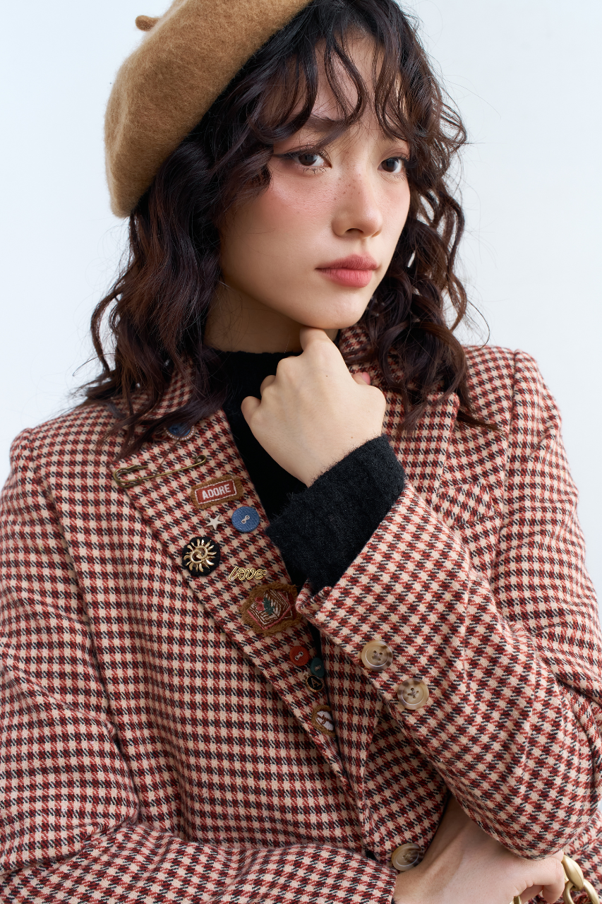 Blazer dạ mỏng ziczac đỏ đính pin thêu