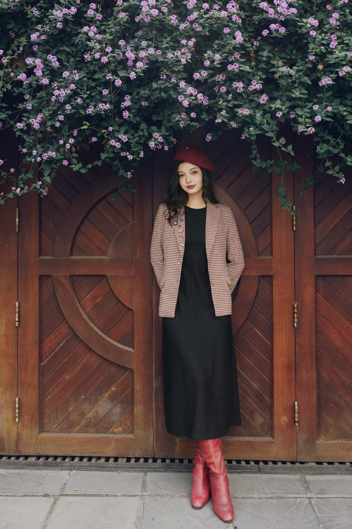 Blazer dạ mỏng ziczac đỏ đính pin thêu