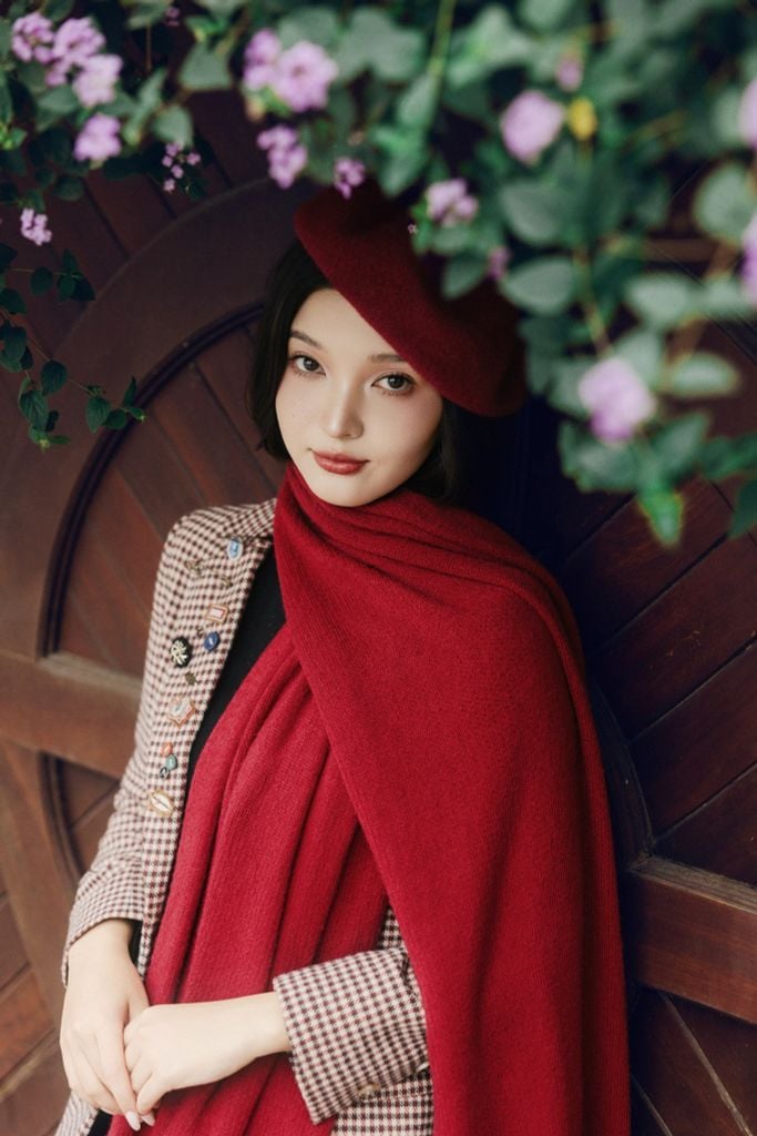 Blazer dạ mỏng ziczac đỏ đính pin thêu