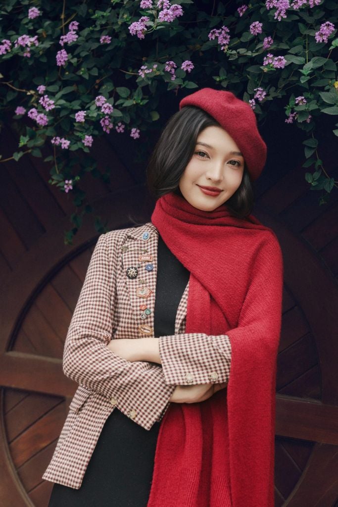 Blazer dạ mỏng ziczac đỏ đính pin thêu