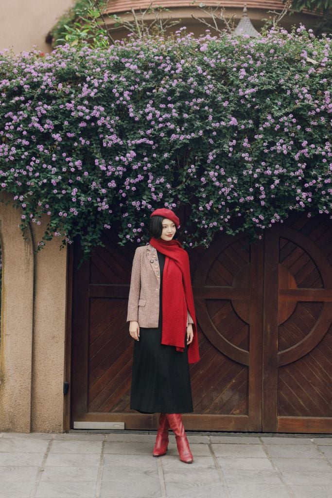 Blazer dạ mỏng ziczac đỏ đính pin thêu