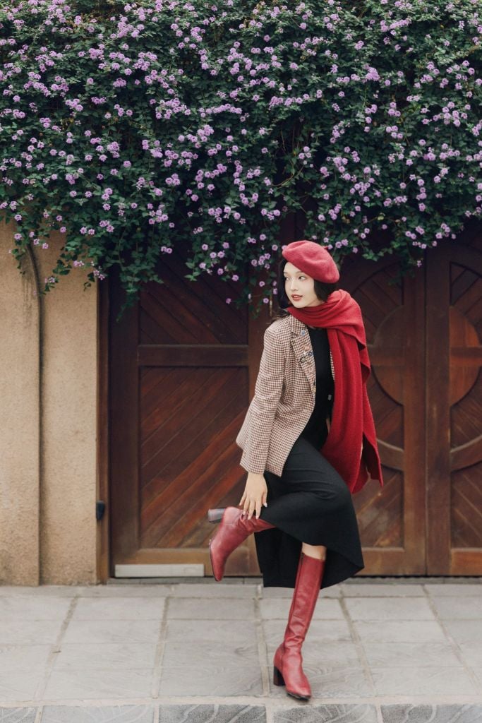 Blazer dạ mỏng ziczac đỏ đính pin thêu