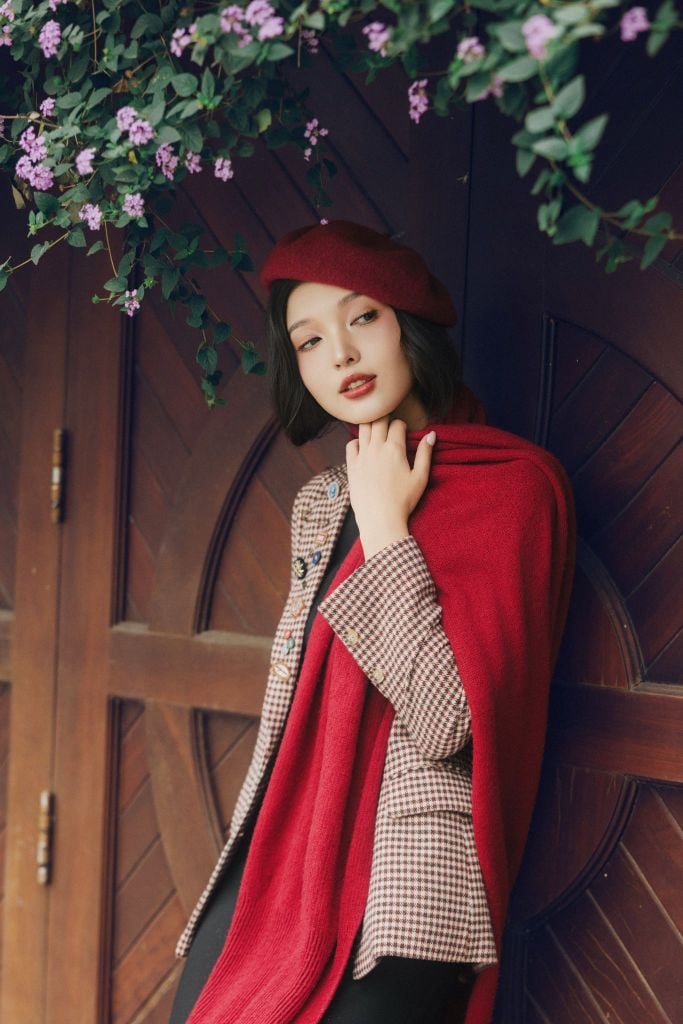 Blazer dạ mỏng ziczac đỏ đính pin thêu