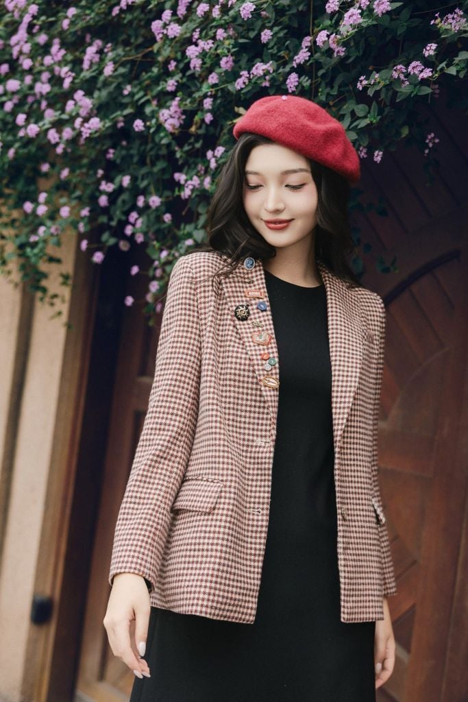 Blazer dạ mỏng ziczac đỏ đính pin thêu