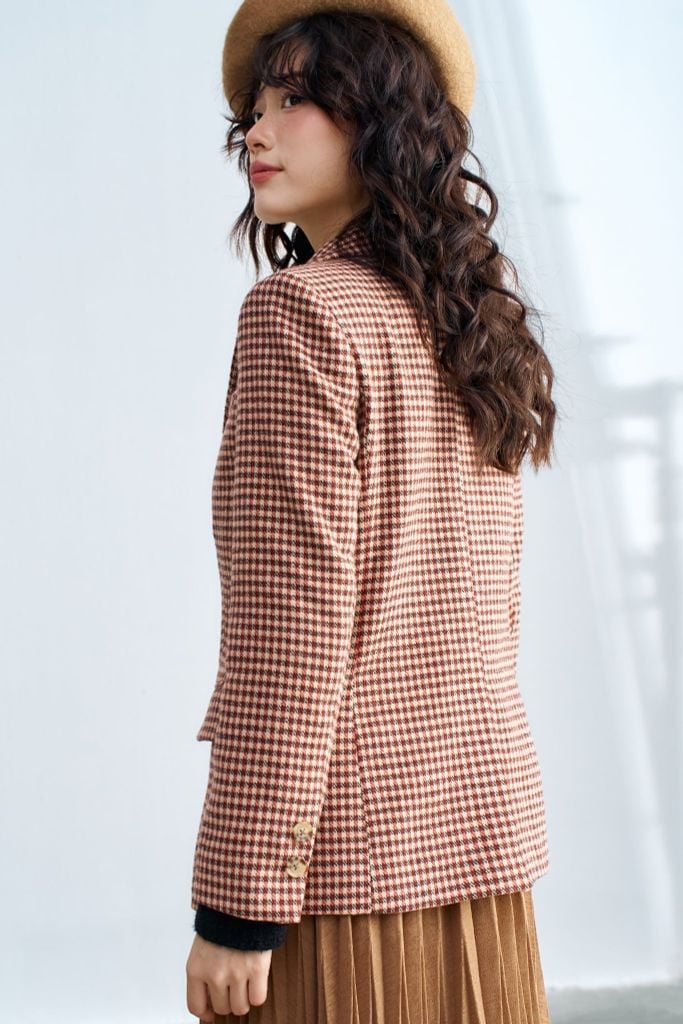 Blazer dạ mỏng ziczac đỏ đính pin thêu