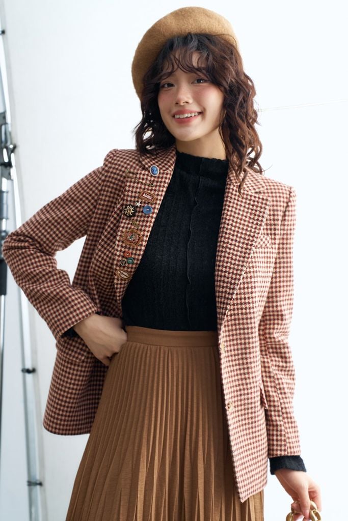 Blazer dạ mỏng ziczac đỏ đính pin thêu