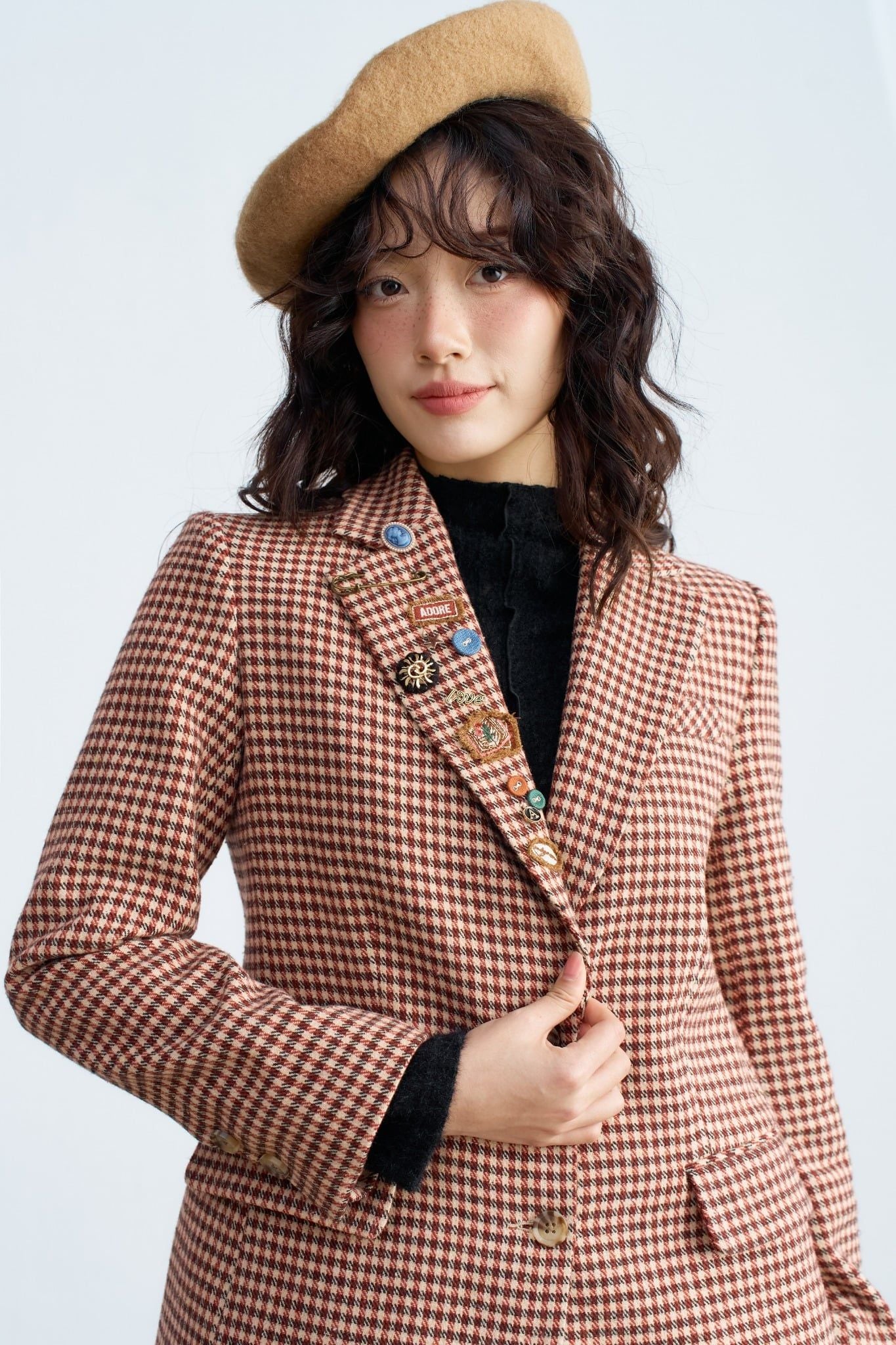 Blazer dạ mỏng ziczac đỏ đính pin thêu