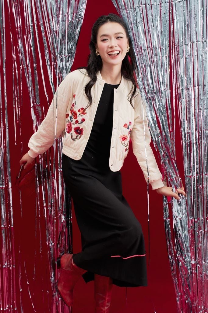 Bomber trắng chần bông thêu hoa