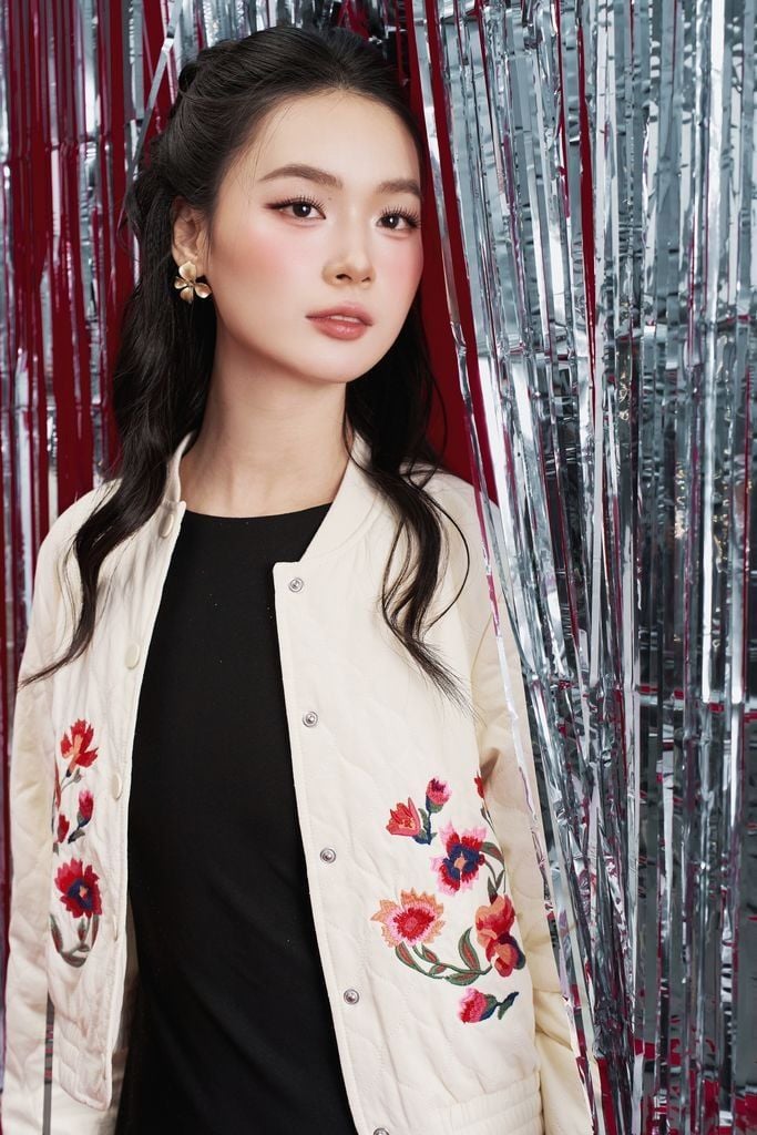 Bomber trắng chần bông thêu hoa