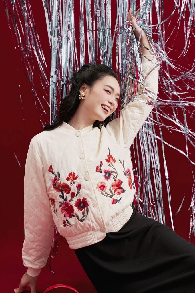 Bomber trắng chần bông thêu hoa