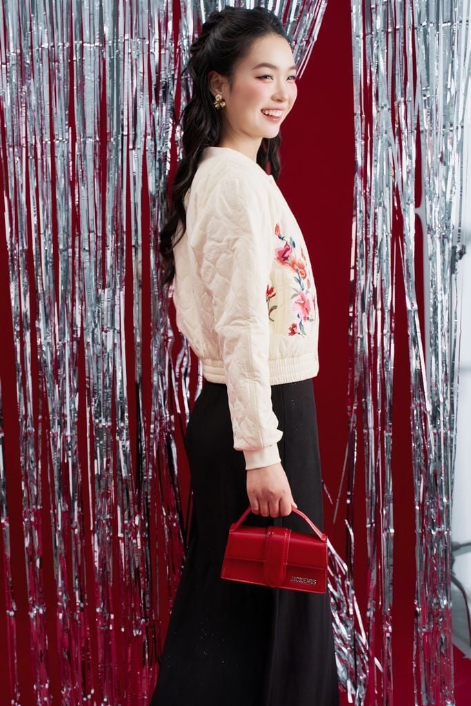 Bomber trắng chần bông thêu hoa