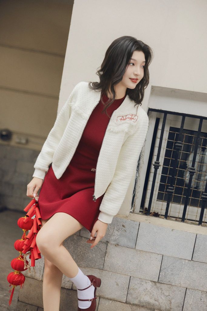 Bomber tweed trắng thêu hoa lưng