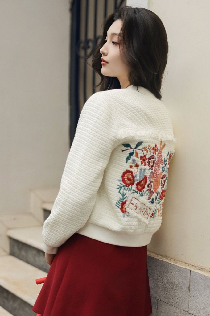 Bomber tweed trắng thêu hoa lưng