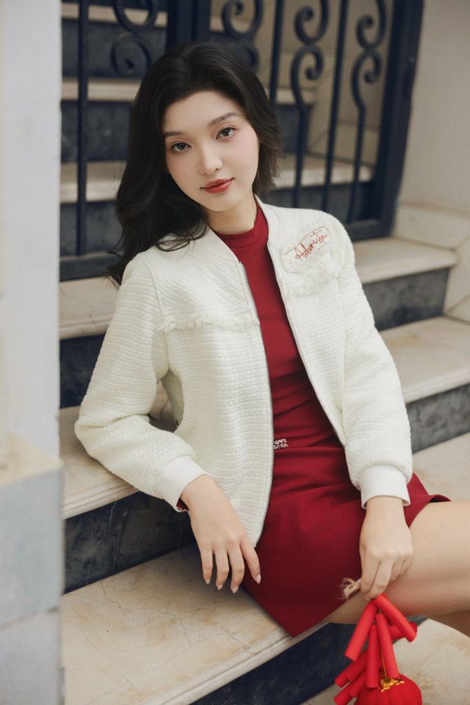 Bomber tweed trắng thêu hoa lưng
