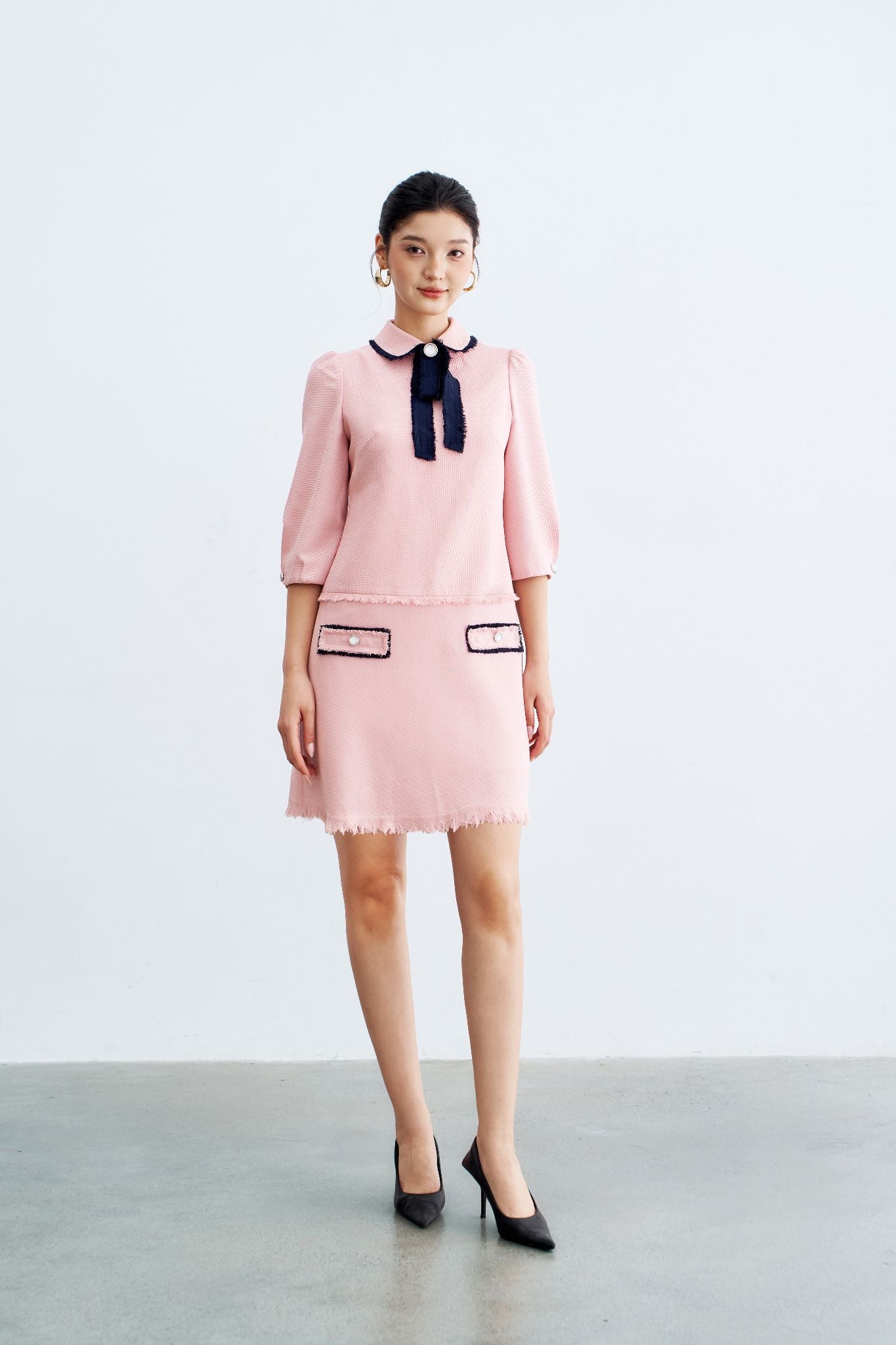  Đầm mini A tech hồng pastel cổ rua đính nơ 