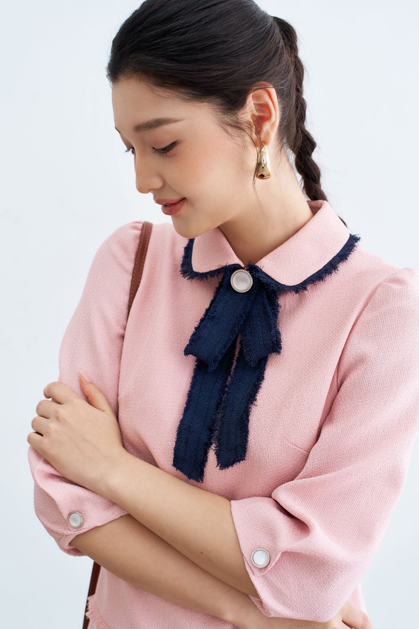  Đầm mini A tech hồng pastel cổ rua đính nơ 