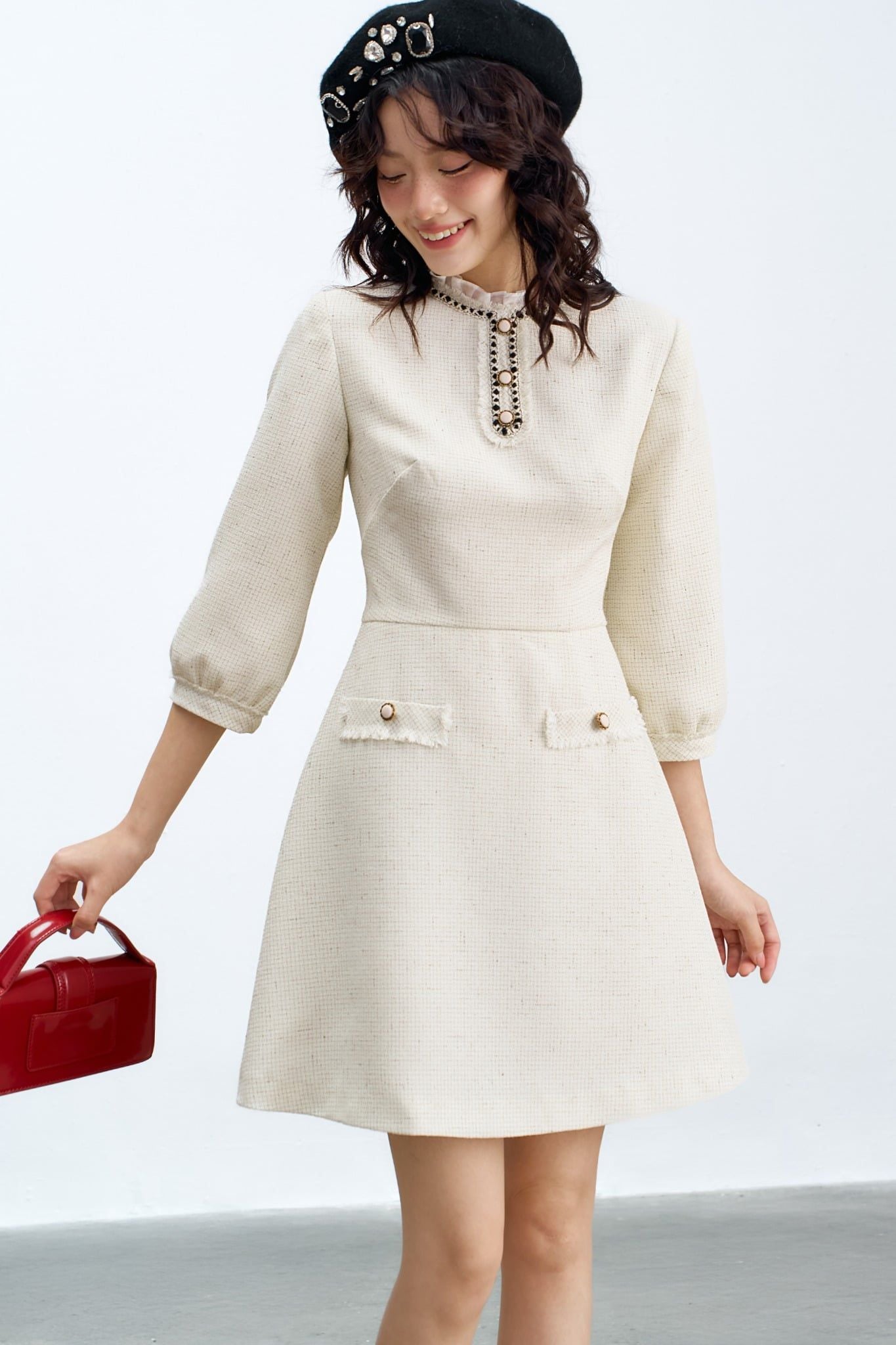 Đầm mini cổ bèo rua tech phẩy trắng