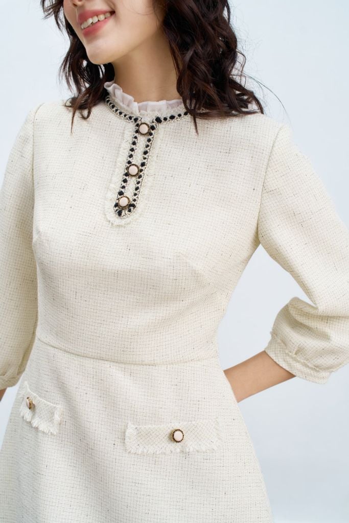 Đầm mini cổ bèo rua tech phẩy trắng