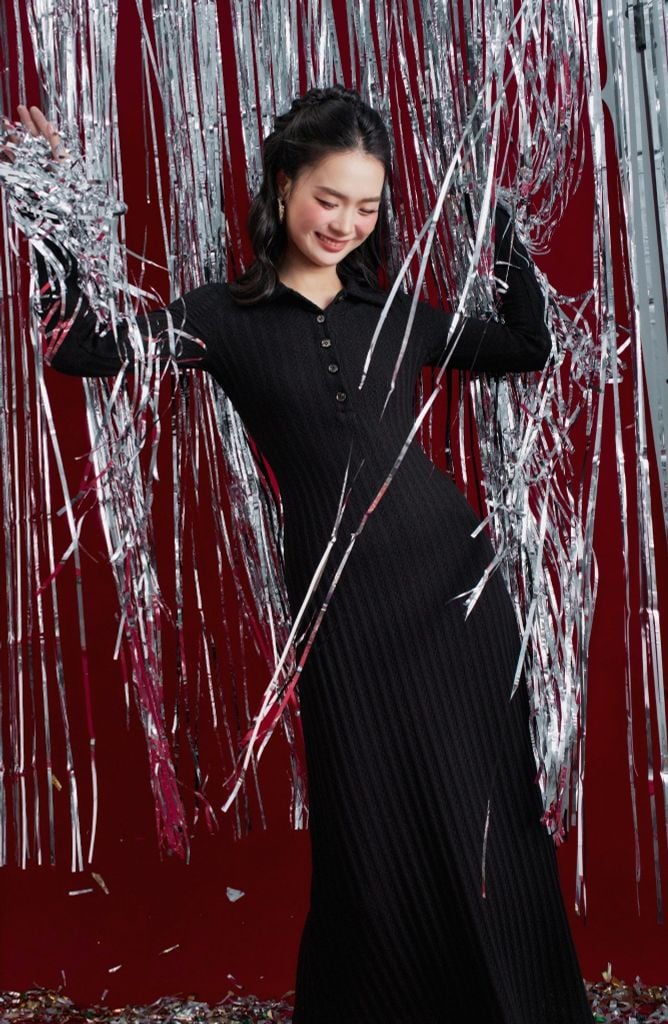 Đầm len đen cổ polo cài khuy