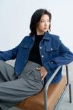 Áo jacket ngắn denim xanh chàm túi ốp thân trước 