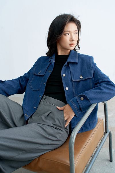 Áo jacket ngắn denim xanh chàm túi ốp thân trước