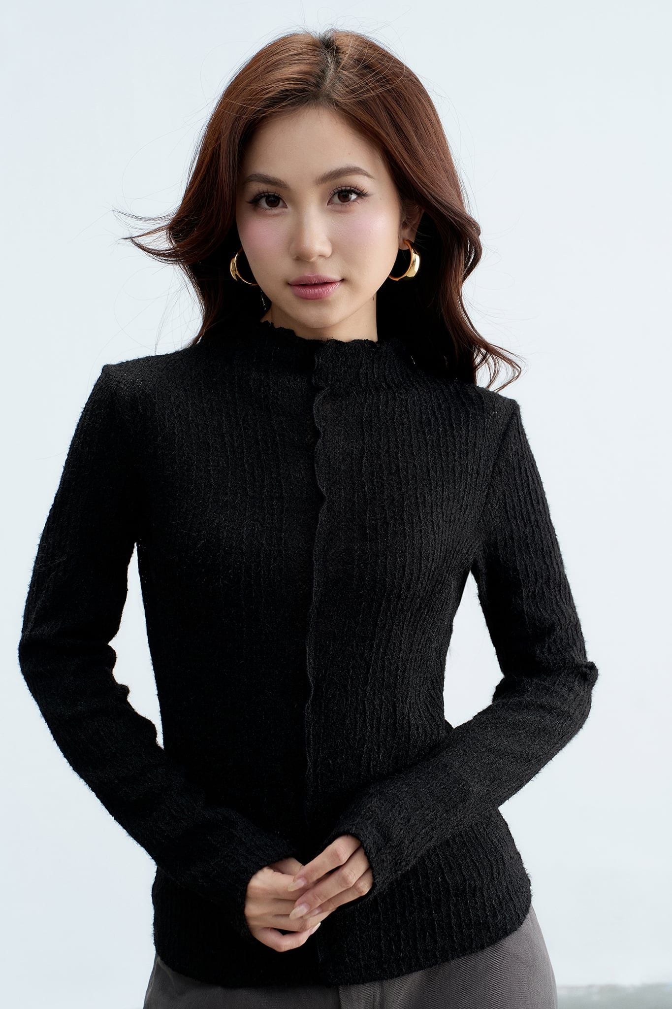 Top dài tay len ren gân nổi đen cổ leo