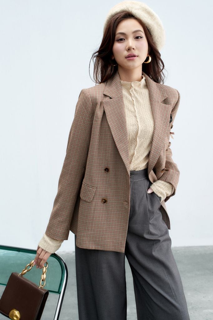 Áo blazer karo nâu trang trí thân trên