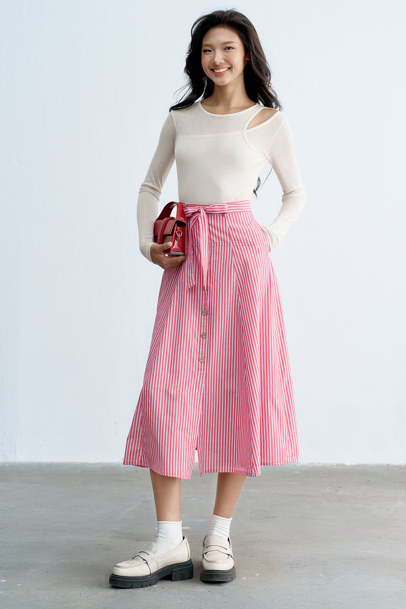 Chân váy midi sọc đỏ buộc dây eo