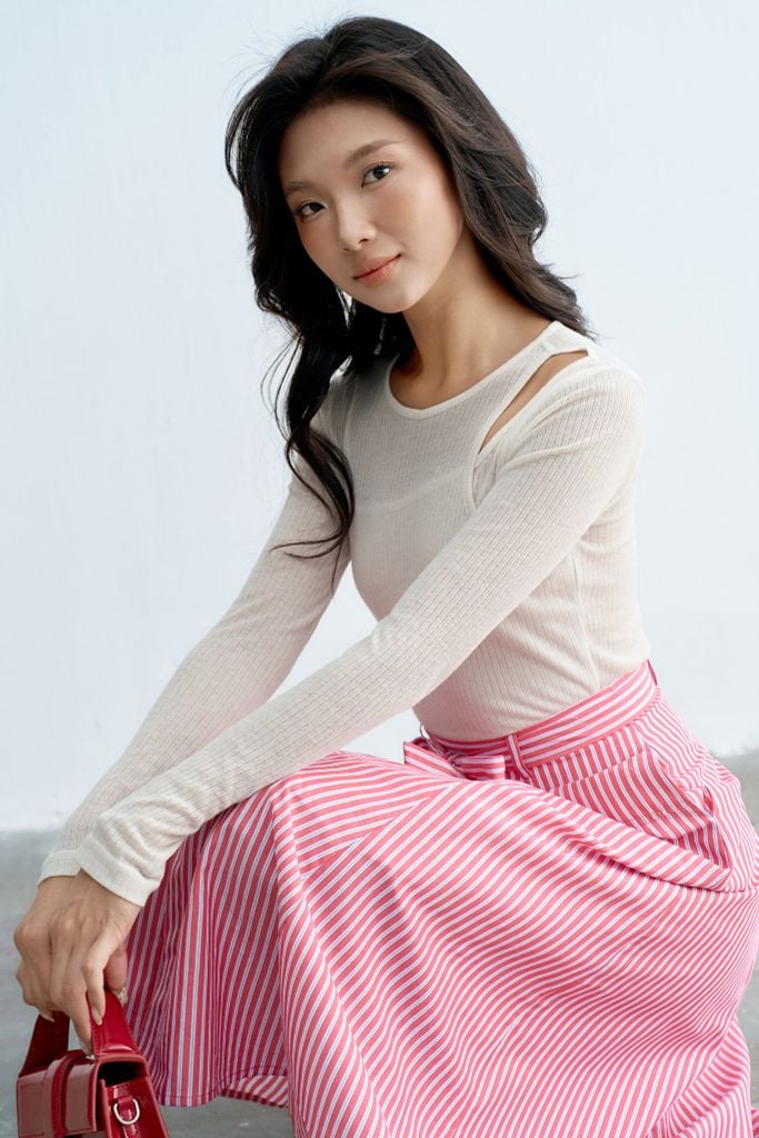 Top thun mỏng kem hở lệch vai