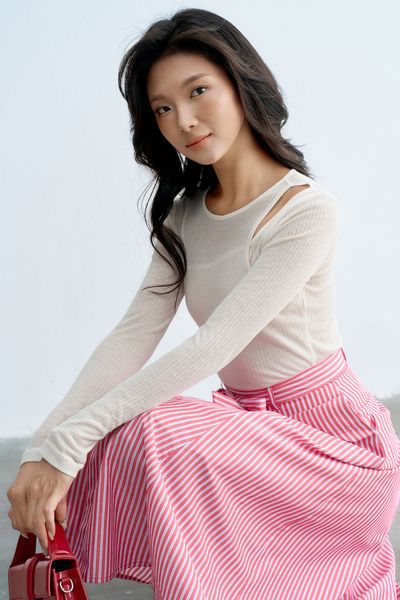 Top thun mỏng kem hở lệch vai