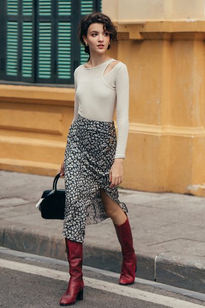 Chân váy midi nhún sườn hoạ tiết lá đen