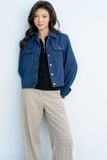  Áo jacket ngắn denim xanh chàm túi ốp thân trước 