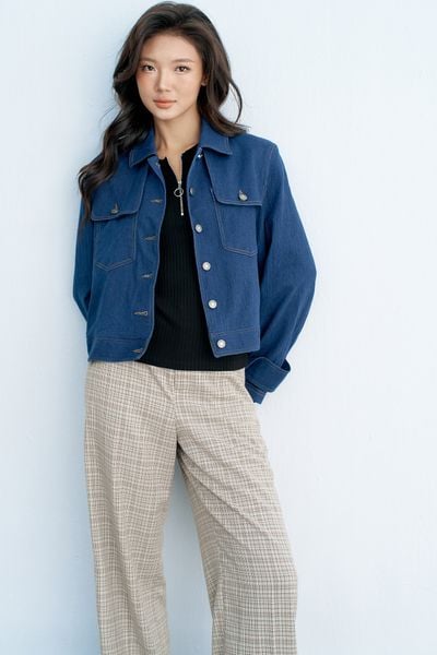 Áo jacket ngắn denim xanh chàm túi ốp thân trước