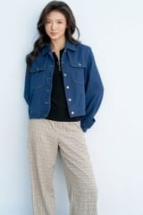  Áo jacket ngắn denim xanh chàm túi ốp thân trước 
