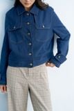  Áo jacket ngắn denim xanh chàm túi ốp thân trước 