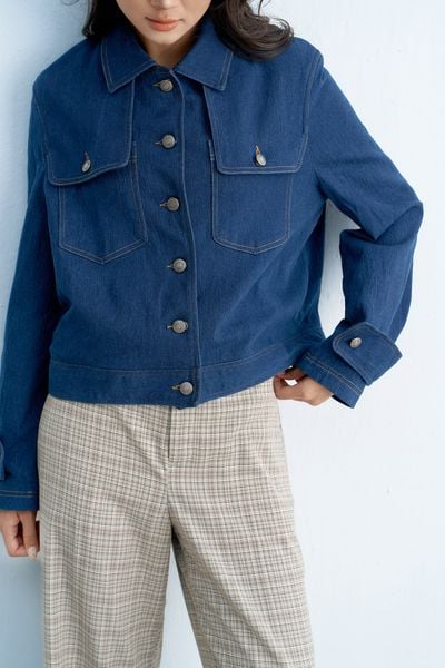 Áo jacket ngắn denim xanh chàm túi ốp thân trước