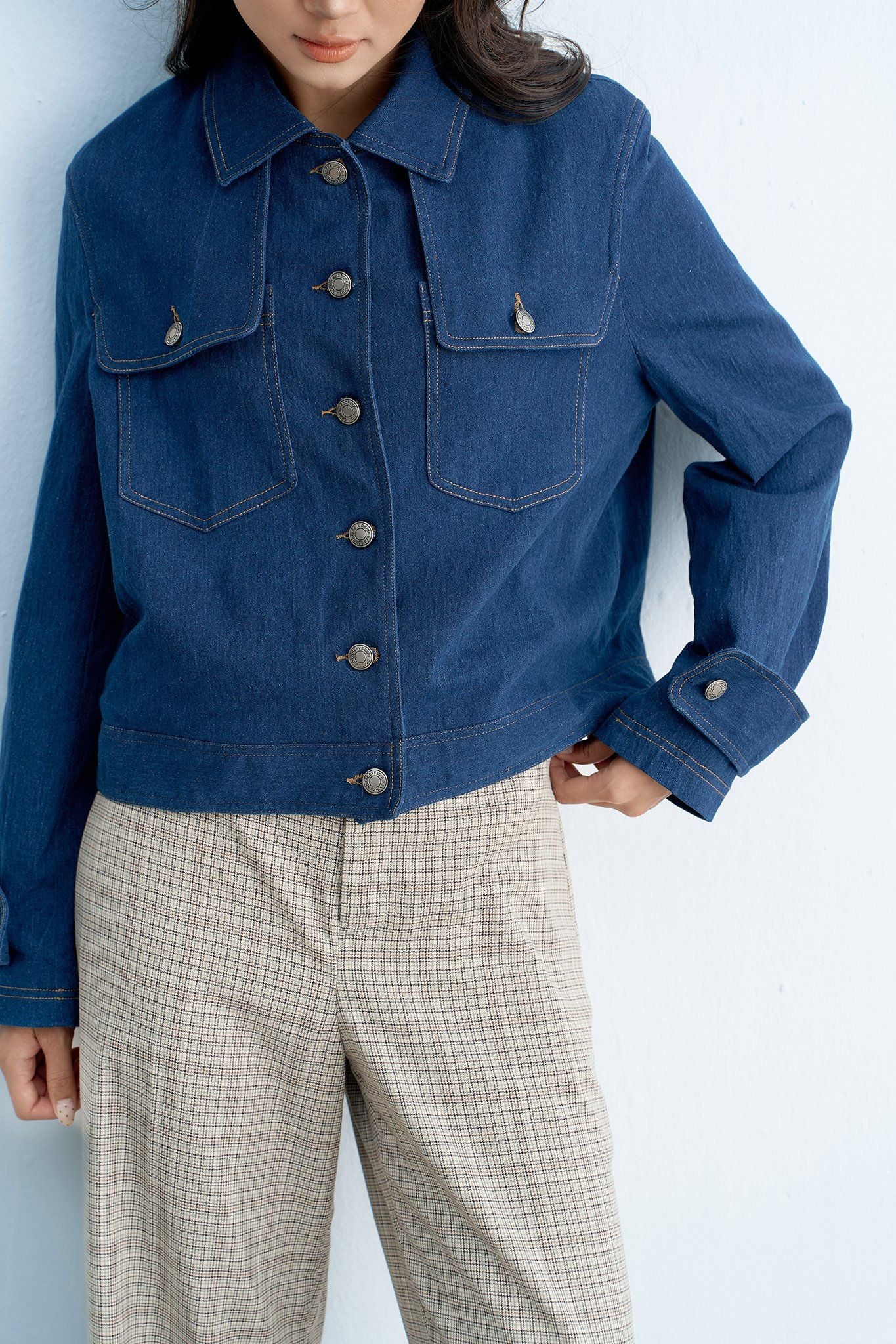 Áo jacket ngắn denim xanh chàm túi ốp thân trước