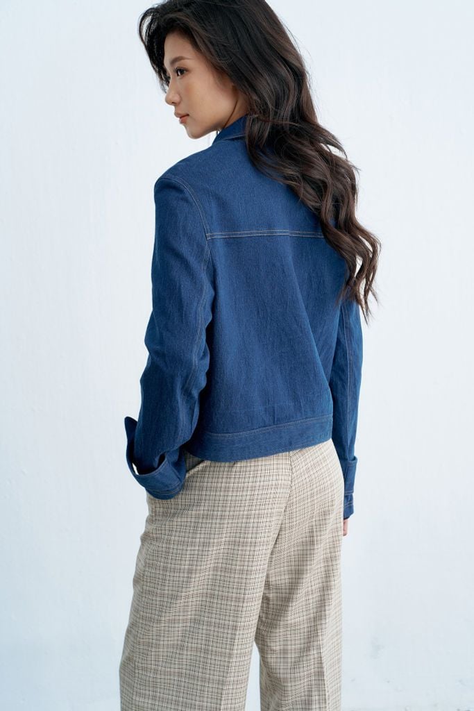 Áo jacket ngắn denim xanh chàm túi ốp thân trước