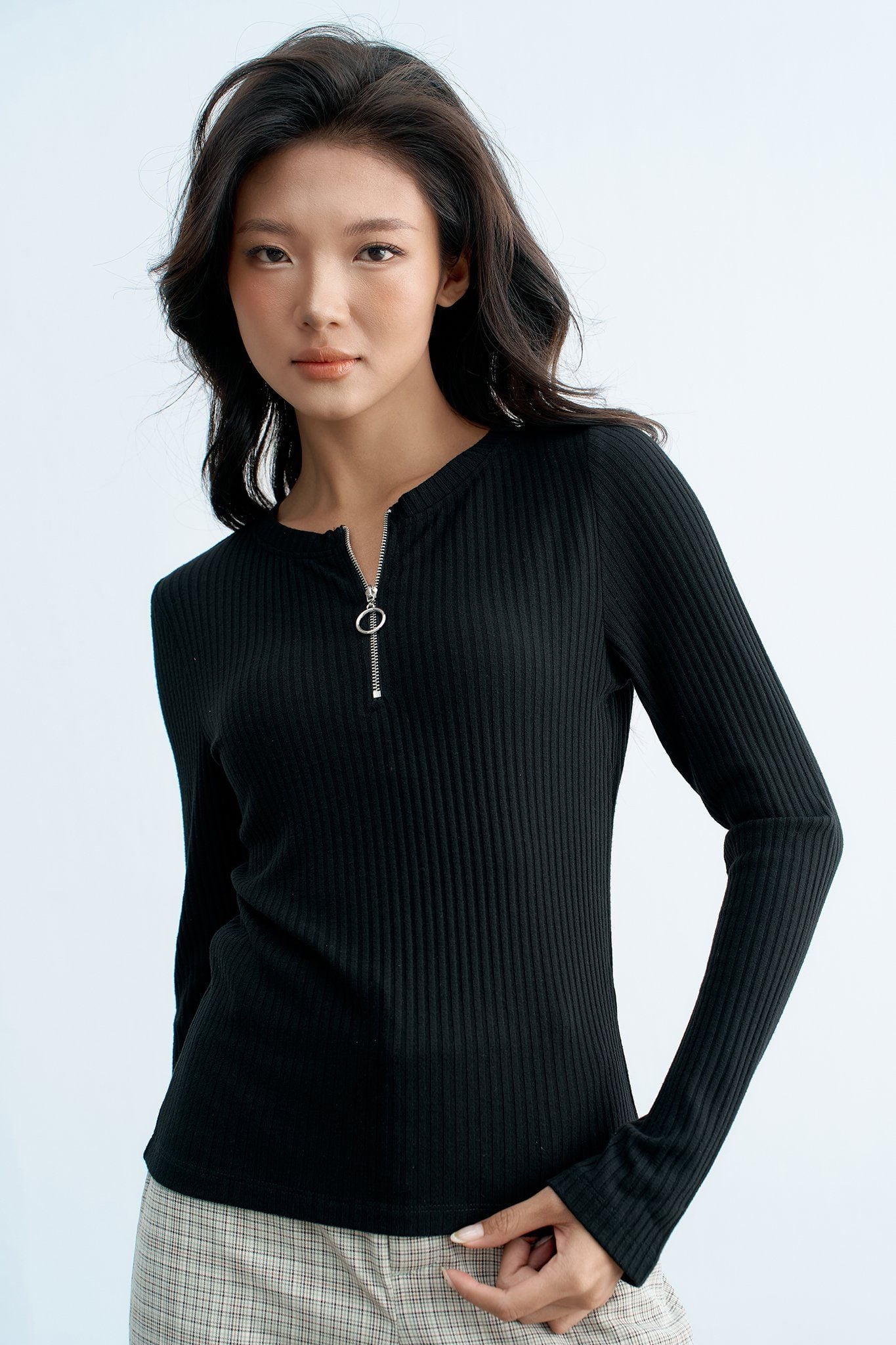 Top len đen tay dài kéo khoá cổ